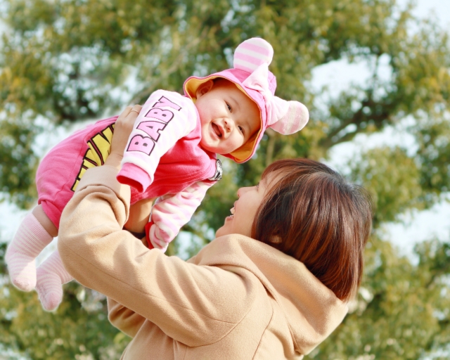 母親と抱っこされる子ども