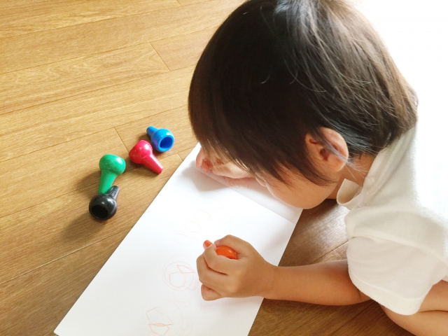 お絵描きをする子ども